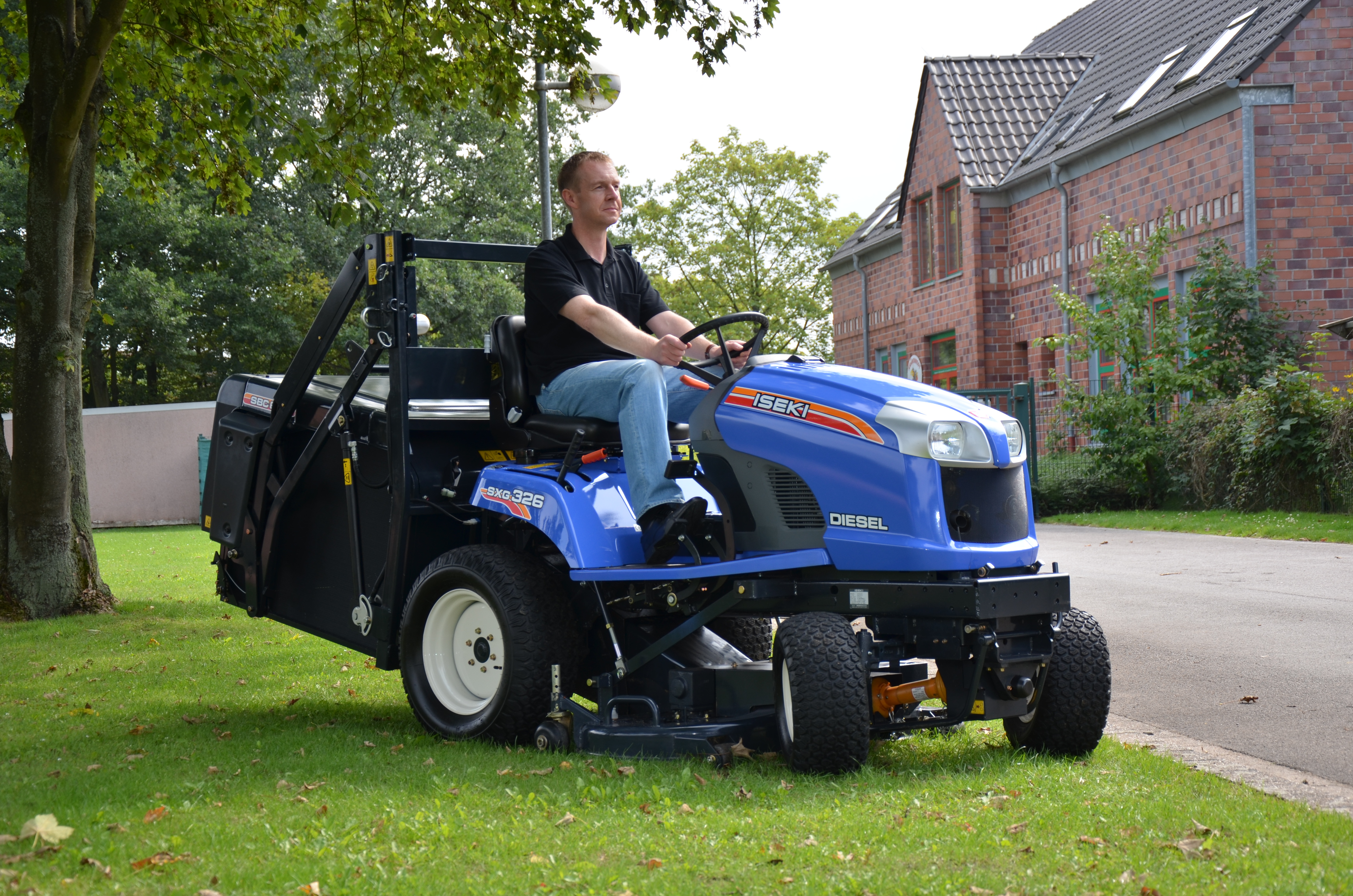 Gezicht omhoog Vervloekt kast ISEKI SXG 326 H 137cm diesel zitmaaier met opvang hoogkiep –  Vansteegtuinmachines