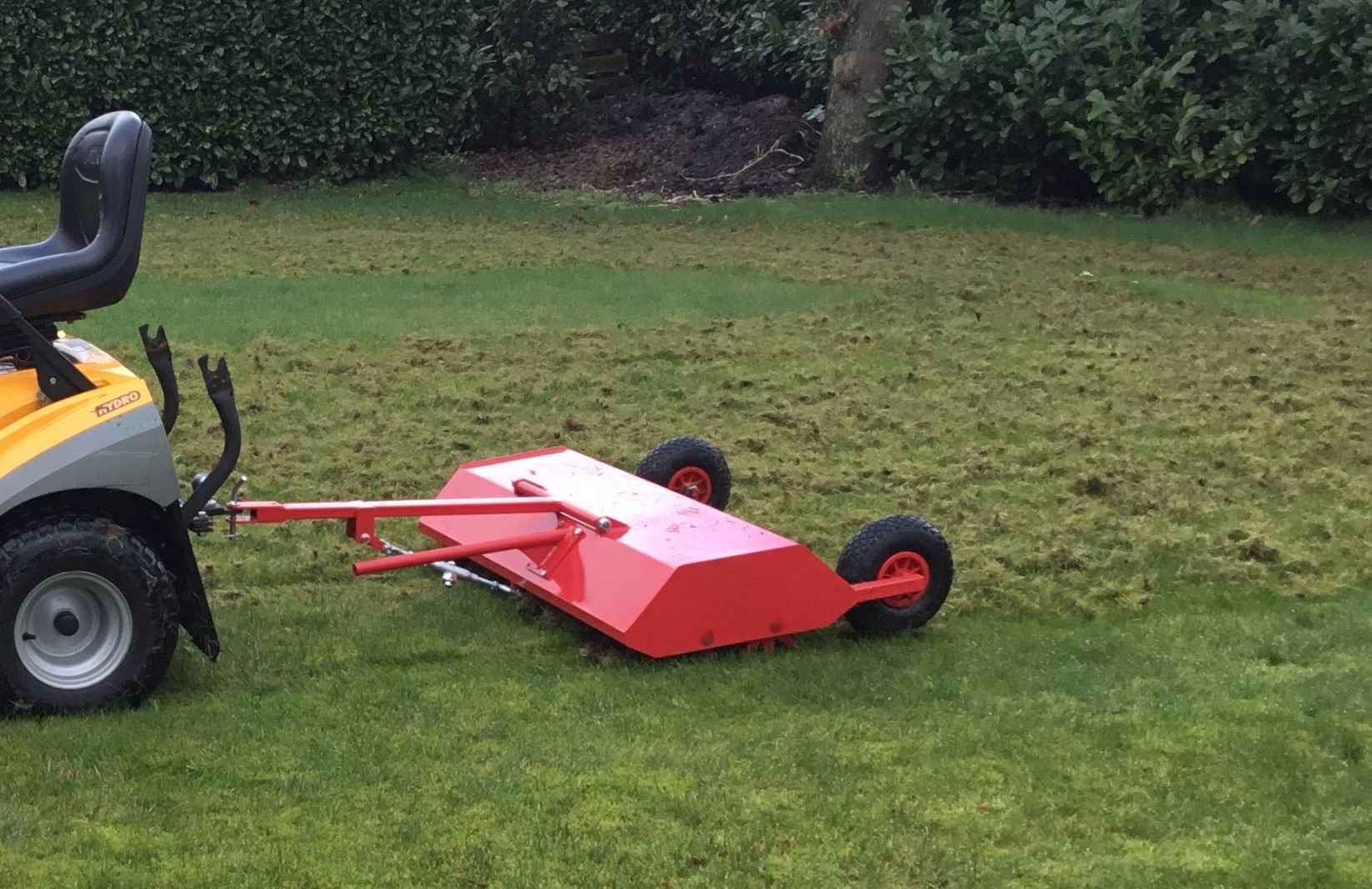 Mossrider verticuteermachine – beluchter getrokken door zitmaaier – Vansteegtuinmachines